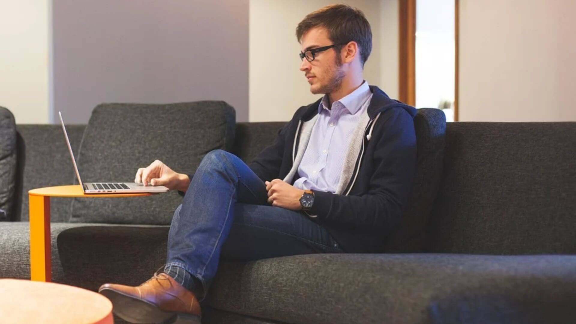 Hiring freelancers vs. employees - Blog featured image